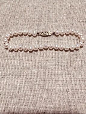 Lord & Taylor | Bracelet | Classic White Pearl Bracelet with Gold Clasp